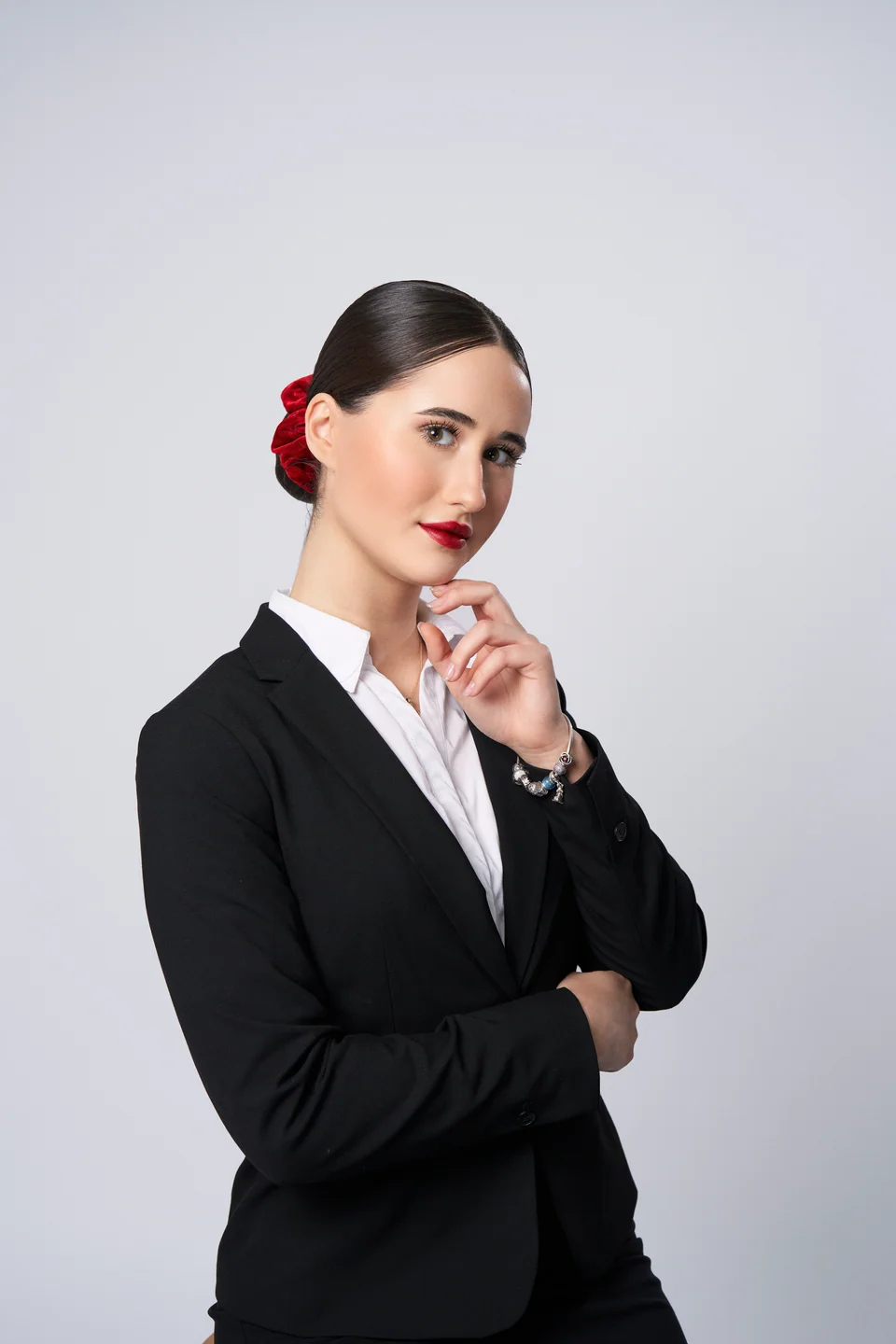 Portret biznesowy w czarnej marynarce i białej koszuli